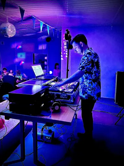 Najlepszy DJ Poznań - Tomasz Kaźmierczak TOMDANCE na imprezie firmowej, dobry DJ z Poznania